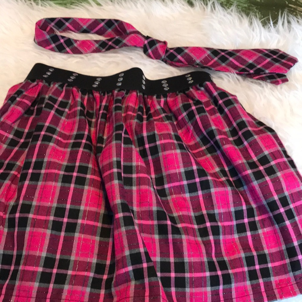 Pleated skirt and tie